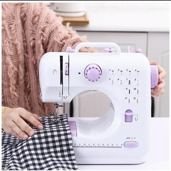 Sewing Machine - Picture 2 of 6